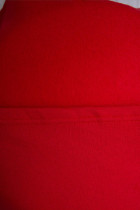 Nugaroje prailgintas bliuzonas su pūkeliu (Raudona)