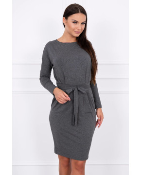 Suknelė su surišamu juosmeniu (Grafito) (Švelnios spalvos) Suknelė su surišamu juosmeniu (Grafito) (Švelnios spalvos)