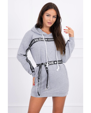 Suknelė papuošta su juostele (Pilka) Suknelė papuošta su juostele (Pilka)