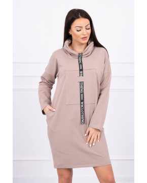 Suknelė su juostele priekyje (Smėlio spalva) Suknelė su juostele priekyje (Smėlio spalva)