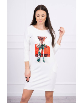 Suknelė su stilinga 3D aplikacija (Šilko spalva) Suknelė su stilinga 3D aplikacija (Šilko spalva)