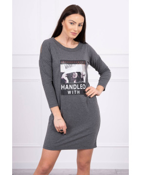 Suknelė su užrašu ,,Handleo With" su (Grafito) Suknelė su užrašu ,,Handleo With" su (Grafito)