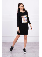 Suknelė su grafika ir nukirptais pečiais (Juoda)