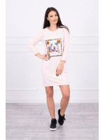 Suknelė su aplikacija 3D ir dekoratyviniu bumbulu (Šviesiai) (Rožinė)