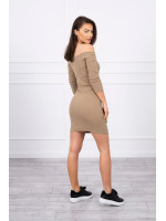 Aptempta suknelė - atvirais pečiais (Šviesiai ruda)