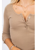 Suknelė su iškirpte ir su sagutėm (Šviesiai ruda)