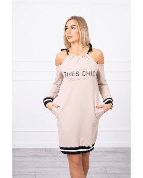 Suknelė su užrašu „Tres Chic“ (Smėlio spalva) Suknelė su užrašu „Tres Chic“ (Smėlio spalva)