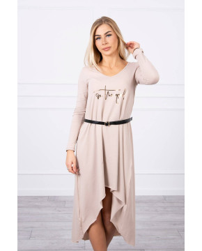 Suknelė su dekoratyvinėmis belt ir an užrašu (Smėlio spalva) Suknelė su dekoratyvinėmis belt ir an užrašu (Smėlio spalva)