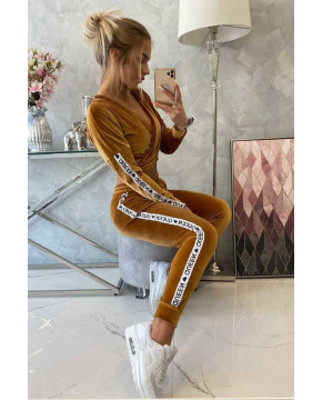 Veliūrinis kostiumėlis su užrašu „Queen“ (Šviesiai ruda) Veliūrinis kostiumėlis su užrašu „Queen“ (Šviesiai ruda)