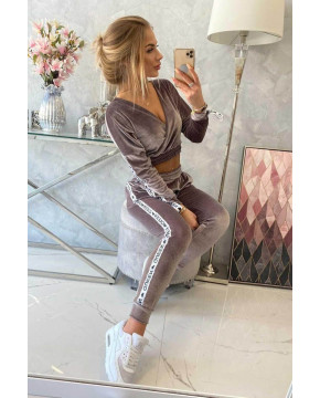 Veliūrinis kostiumėlis su užrašu „Queen“ (Pilka) Veliūrinis kostiumėlis su užrašu „Queen“ (Pilka)