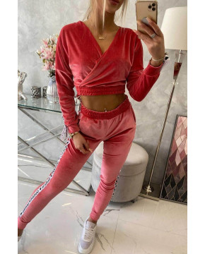 Veliūrinis kostiumėlis su užrašu „Queen“ (Avietinė) Veliūrinis kostiumėlis su užrašu „Queen“ (Avietinė)