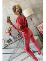 Veliūrinis kostiumėlis su užrašu „Queen“ (Avietinė)