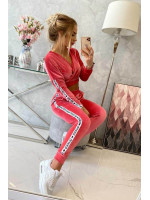 Veliūrinis kostiumėlis su užrašu „Queen“ (Avietinė)