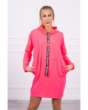 Suknelė su juostele priekyje (Rožinė neoninė) Suknelė su juostele priekyje (Rožinė neoninė)