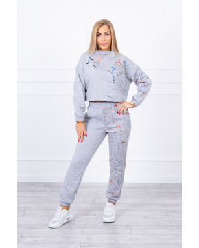 Pašiltintas kostiumėlis su dažų imitacija (Pilka) Pašiltintas kostiumėlis su dažų imitacija (Pilka)