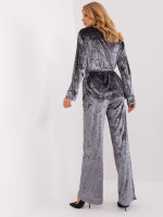 Veliūrinis marškinių ir kelnių laisvalaikio kostiumas