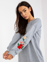 Sportinio stiliaus suknelė siuvinėtomis rankovėmis Rue Paris (pilka)